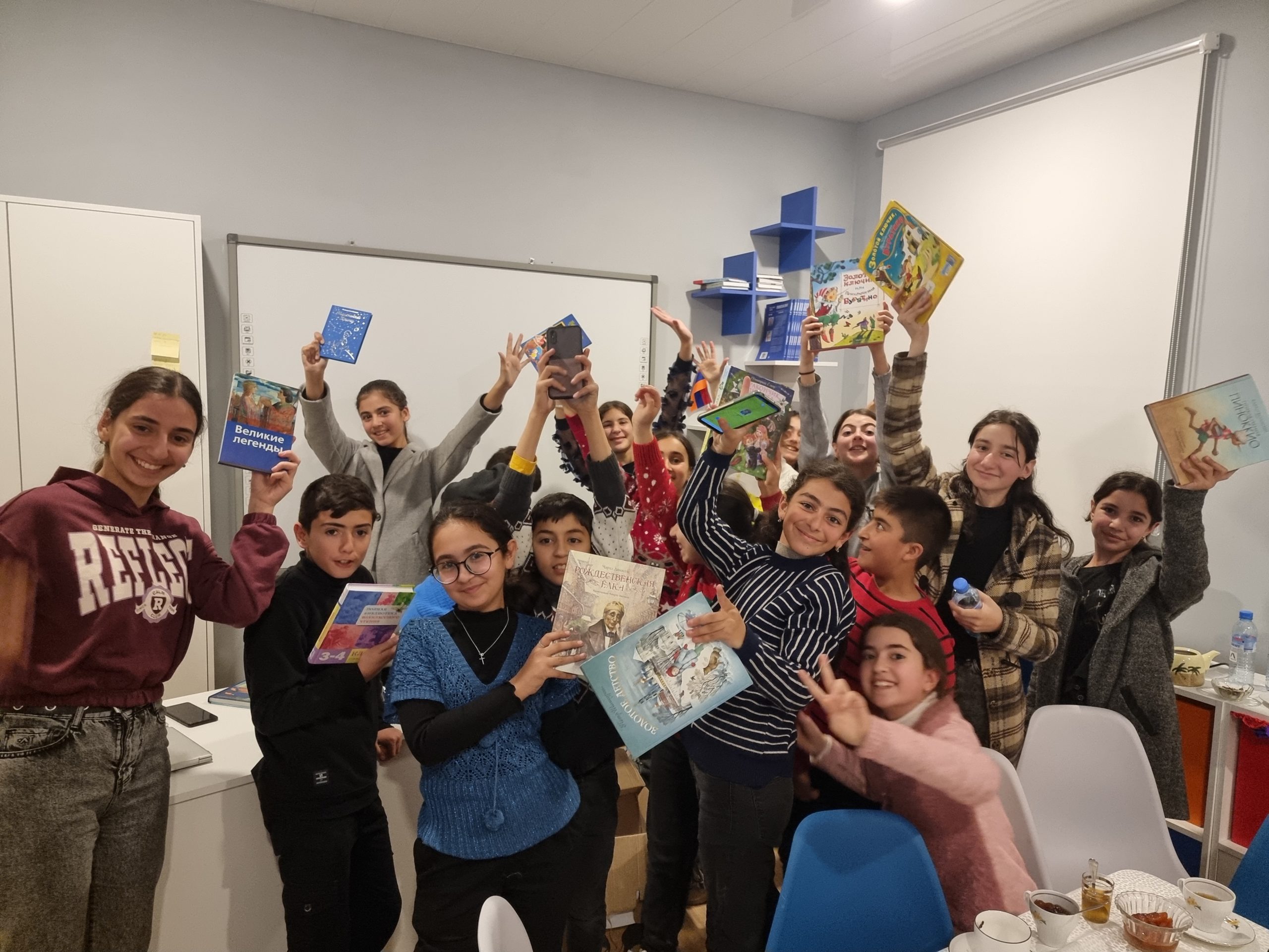 НИИРК – Издательский дом "Проект Медиа Групп" подарил книги ученикам Центров "МИР" в Армении