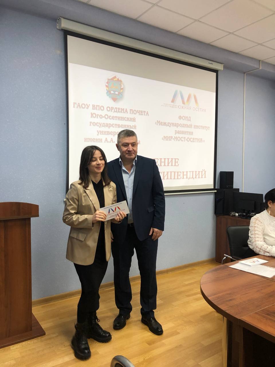 НИИРК – В Юго-Осетинском государственном университете состоялось вручение именных стипендий Фонда «МИР – МОСТ – ОСЕТИЯ»