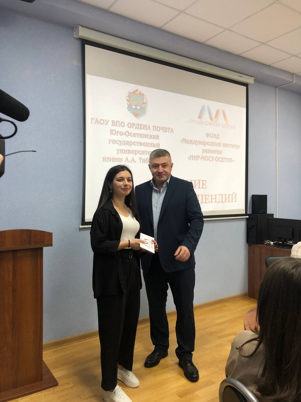 НИИРК – В Юго-Осетинском государственном университете состоялось вручение именных стипендий Фонда «МИР – МОСТ – ОСЕТИЯ»