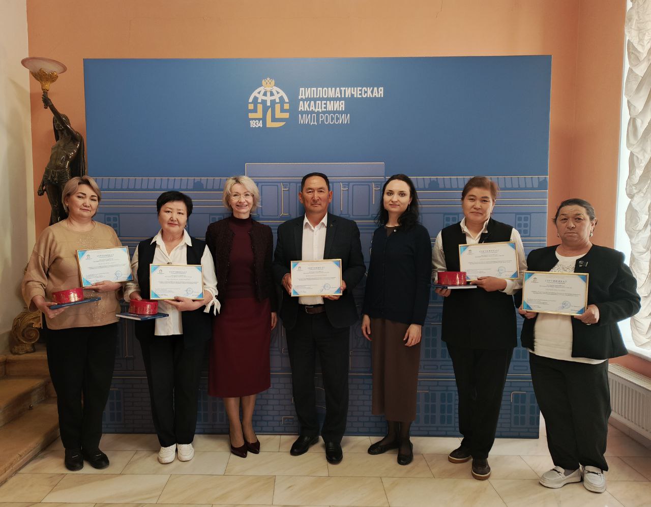 НИИРК – По инициативе НИИРК педагоги из Кыргызстана освоили курс повышения квалификации по теме «Основы россиеведения»