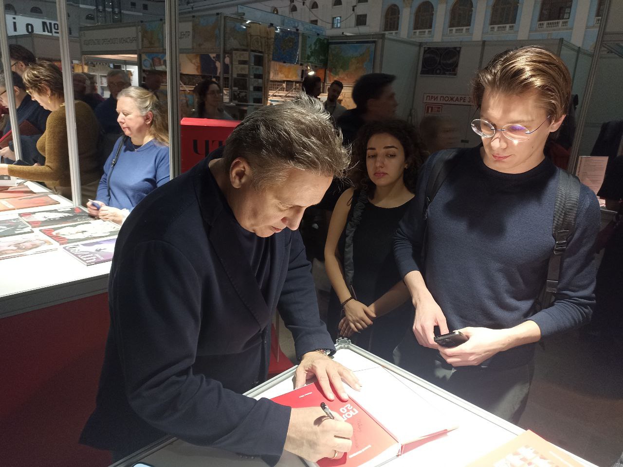 НИИРК – На Non/fiction прошла автограф-сессия с Евгением Минченко